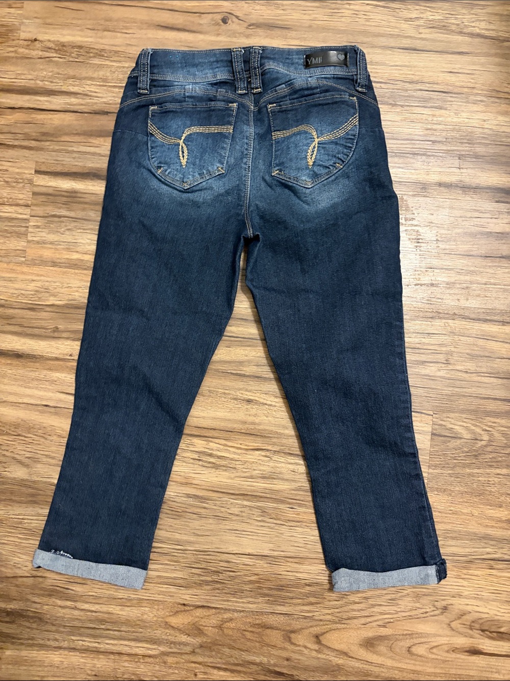 Juniors “Wanna Betta Butt?” Capri Jeans - Picture 2 of 4